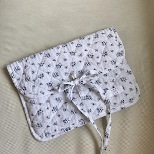 Housse pour ordinateur portable matelassée florale 13"/14" avec noeud, cadeau pour elle et maman, étui esthétique pour ordinateur portable Macbook, étuis souples pour appareils électroniques et livres