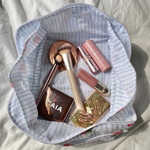 Expandierende gesteppte Make-up-Tasche mit Erdbeeren. Offenes flaches Gehäuse. Reise-Kulturbeutel mit großer Kapazität. Kosmetiktasche. Geschenk für Mama oder Braut.