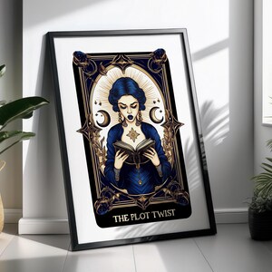Peut inclure: Impression d'art encadrée représentant une femme en robe bleue lisant un livre. L'œuvre d'art présente une palette de couleurs bleu foncé et or, avec le texte "THE PLOT TWIST" en bas. L'impression est dans un cadre noir.