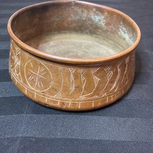 Pot / Jardinière court en laiton avec gravure à l'extérieur