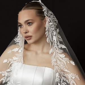 Modern Lace Trim Wedding Veil – Single Layer Soft Tulle Bridal Veil with Embroidered Lace From the Comb