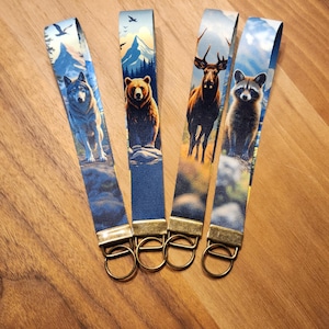 Llaveros de pulsera con temática de aventura y vida salvaje