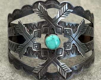 Vintage Fred Harvey Era Wide Oval Turquoise W/arrow Detail