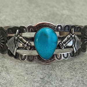 Vintage FRED Harvey Era Navajo Turquoise Two HORSE Repousse Fluted Button Sterling Silver Bracelet 7 in