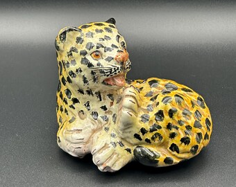 Rare statue de lionceau léopard en terre cuite peinte en majolique des années 1960 MCM