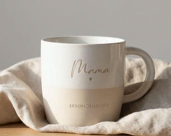 Personalisierte Tasse mit Henkel | Muttertags- & Geburtstagsgeschenk für Mama mit Gravur, Keramiktasse Steinzeug, Lieblingsmensch beige-weiß
