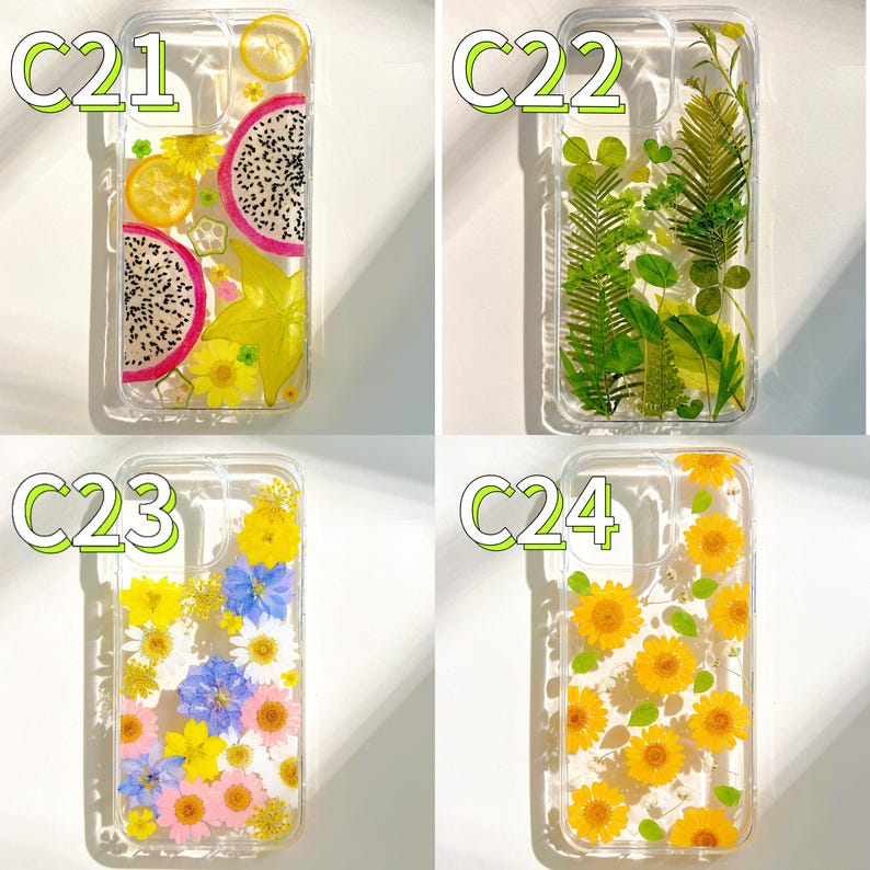 Op de afbeelding: Vier transparante telefoonhoesjes met verschillende ontwerpen. E&eacute;n hoesje heeft drakenfruit en citroenschijfjes. Een ander heeft groene bladeren. Een derde heeft kleurrijke bloemen. De laatste heeft gele zonnebloemen. Elk hoesje heeft een wit label.