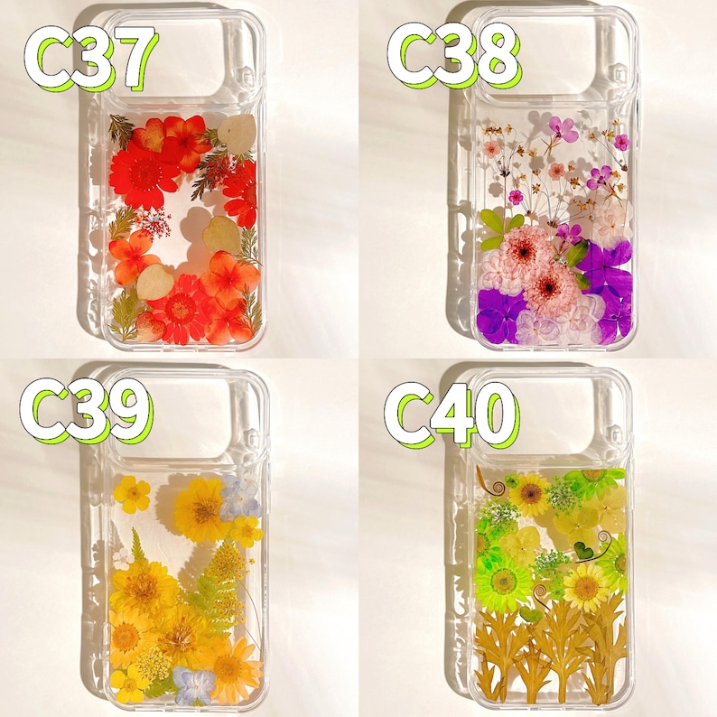 Pode incluir: Quatro capas transparentes para telem&oacute;vel com flores secas embutidas. Cada capa tem um arranjo floral diferente: vermelho, rosa, roxo, amarelo e verde. As capas est&atilde;o rotuladas C37, C38, C39 e C40 em verde.