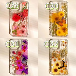Op de afbeelding: Vier transparante telefoonhoesjes met bloemen- en vlinderontwerpen. Elke hoes heeft een andere opstelling van gedroogde bloemen en een vlinder. De hoesjes zijn gelabeld met C29, C30, C31 en C32.