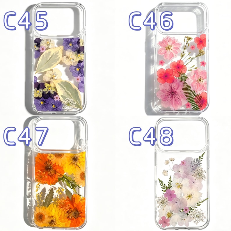 Op de afbeelding: Vier transparante telefoonhoesjes, elk met een unieke opstelling van gedroogde bloemen. De hoesjes tonen geperste bloemen in paars, roze, oranje en wit, wat een natuurlijke en artistieke uitstraling cre&euml;ert. Elk hoesje is gemarkeerd met een "C" gevolgd door een nummer.