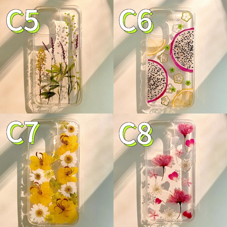 Op de afbeelding: Vier transparante telefoonhoesjes met verschillende ontwerpen. E&eacute;n hoesje heeft gedroogde bloemen, een ander drakenfruit en citroenschijfjes, een derde gele bloemen en de laatste roze bloemen en bloemblaadjes.