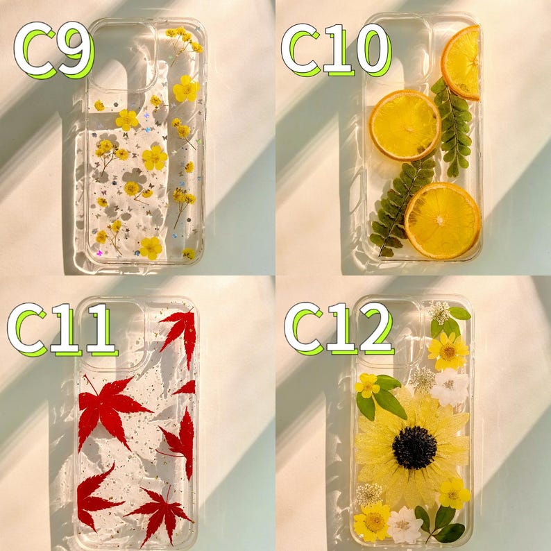 Op de afbeelding: Vier transparante telefoonhoesjes met verschillende ontwerpen. E&eacute;n hoesje heeft gele bloemen, een ander gedroogde sinaasappelschijfjes en groene bladeren, een derde rode esdoornbladeren en de laatste een gele zonnebloem en witte bloemen.