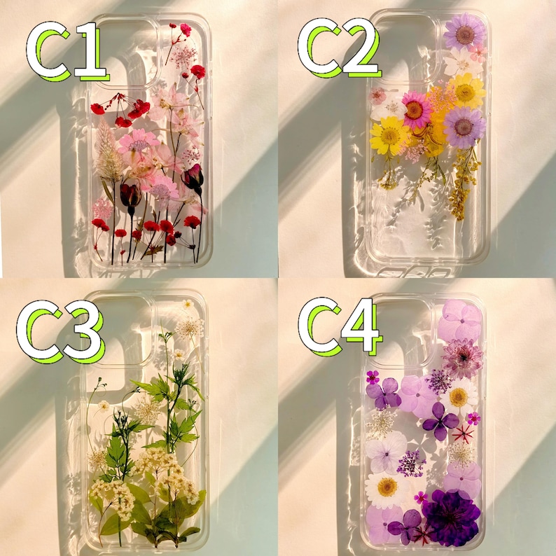 Op de afbeelding: Vier transparante telefoonhoesjes met ingebedde gedroogde bloemen. De hoesjes hebben verschillende bloemstukken: roze en rood, geel en paars, groen en wit en paars en roze. De hoesjes zijn rechthoekig met afgeronde hoeken.