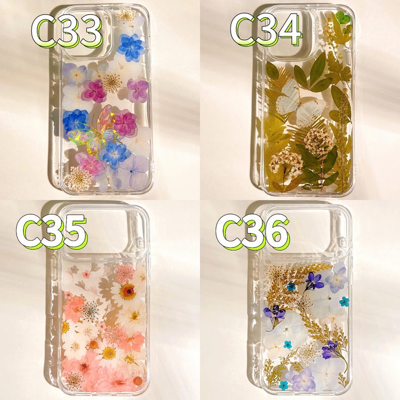 Op de afbeelding: Vier transparante telefoonhoesjes met bloemmotieven. Elke hoes heeft geperste bloemen in verschillende kleuren, waaronder roze, blauw, geel en wit. De hoesjes zijn gelabeld met C33, C34, C35 en C36 in een witte, afgeronde letter.