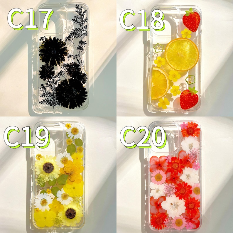 Op de afbeelding: Vier doorzichtige telefoonhoesjes met bloemmotieven. E&eacute;n hoesje heeft zwarte bloemen en bladeren, een ander sinaasappelschijfjes en aardbeien, een derde gele zonnebloemen en de laatste rode en witte bloemen.