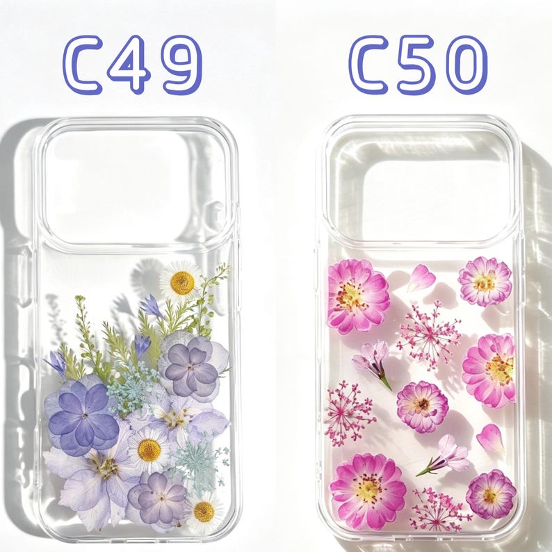 Op de afbeelding: Twee transparante telefoonhoesjes met bloemmotieven. E&eacute;n hoesje heeft een mix van gedroogde paarse, witte en gele bloemen. De andere hoes toont roze bloemen en bloemblaadjes. De tekst "C49" en "C50" staat boven elke hoes.