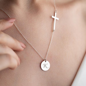 Kreuzkette mit Gravur Initiale Halskette mit Kreuzanhänger Silberplättchen personalisiertes Kreuz Buchstabenkette Geschenk zum Muttertag