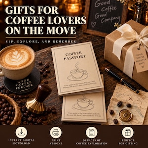 Op de afbeelding: Een beige papieren Coffee Passport-boekje met een lijntekening van een koffiekopje, de tekst "Coffee Passport" en "Your guide to the best coffees on Earth. Because life doesn't start until the first sip." Een zwarte pen en een cadeau.