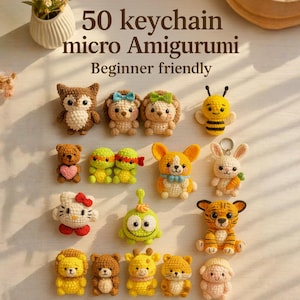 以下が含まれることがあります： 50個のマイクロアミグルミキーホルダーの編み物パターンのコレクション。画像には、ミツバチ、ウサギ、トラなど、さまざまな小さな手作りの編み物動物が表示されています。画像内のテキストは「初心者向け」です。