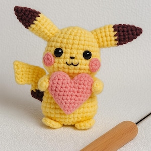 Pikami Amigurumi virkat PDF-mönster – Pikachu-inspirerad gul plyschleksak, mellanliggande DIY