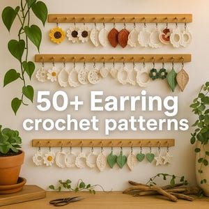 Peut inclure: Présentation de boucles d'oreilles crochetées à la main, avec des motifs variés, dont des fleurs, des feuilles et des formes géométriques. Les boucles d'oreilles sont exposées sur des supports en bois. Le texte "50+ Earring crochet patterns" est visible.