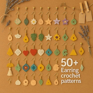 Op de afbeelding: Een verzameling van 50+ haakpatronen voor oorbellen, gepresenteerd op een bruine achtergrond. De oorbellen tonen diverse vormen, waaronder bladeren, sterren en geometrische ontwerpen, in kleuren als groen, geel en wit. De tekst "50+ Earring crochet patterns" is zichtbaar.
