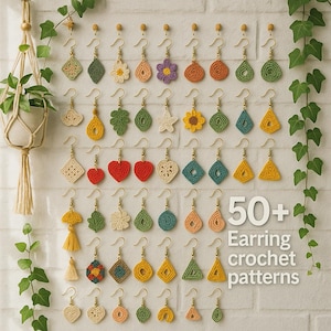 Può includere: Una collezione di oltre 50 modelli di orecchini all'uncinetto in varie forme e colori, tra cui fiori, cuori e disegni geometrici. Gli orecchini sono esposti su un muro di mattoni bianchi con ganci dorati. Il testo "50+ Earring crochet patterns" è visibile.