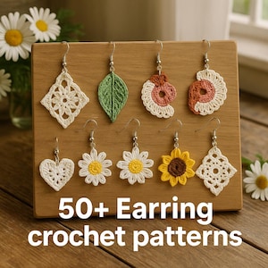 Op de afbeelding: Een houten displaybord toont een verzameling handgemaakte gehaakte oorbellen. Ontwerpen zijn onder meer een witte ruit, groen blad, spiraal, hart, madeliefje en zonnebloem. De tekst "50+ Earring crochet patterns" staat eronder.