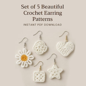 Peut inclure: Présentation de cinq modèles de boucles d'oreilles au crochet blanches, dont une marguerite, un cœur, une étoile, un carré et un motif floral. Les boucles d'oreilles ont des crochets argentés et dorés. Le texte de l'image indique : "Set of 5 Beautiful Crochet Earring Patterns INSTANT PDF DOWNLOAD."