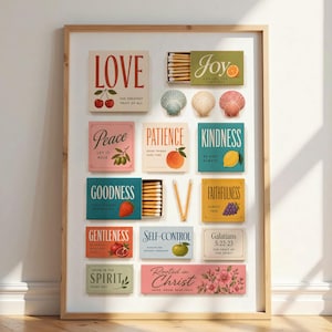 Può includere: Un'opera d'arte incorniciata con vari design rettangolari con parole ispiratrici come "Amore" e "Gioia". Ogni design include illustrazioni di frutta, conchiglie e scatole di fiammiferi. L'opera d'arte è esposta su uno sfondo bianco.