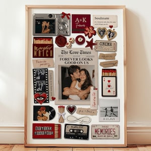 Può includere: Un collage incorniciato con una stampa centrale di un giornale intitolata The Love Times con una coppia, circondata da vari oggetti tra cui una fotocamera digitale, scatole di fiammiferi, una pellicola, una cassetta e note scritte a mano.