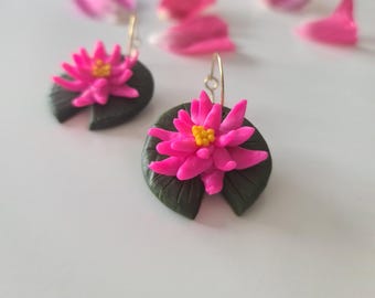 Rosa Lotus-örhängen: Handgjorda blommiga smycken i polymerlera