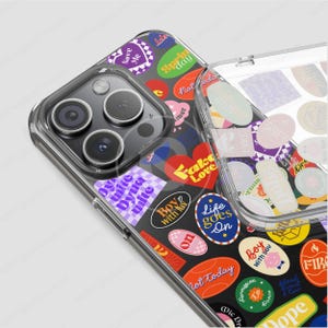 Puede incluir: Funda transparente para teléfono con un diseño de pegatinas coloridas. Las pegatinas presentan varias formas y textos, incluyendo "Fake Love", "Life Goes On" y "Boy with luv". La funda está diseñada para un smartphone y ofrece protección.