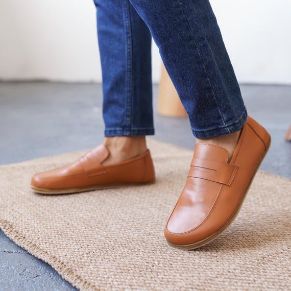 Sapatos mocassim de couro marrom bege Penny Loafer descalços para