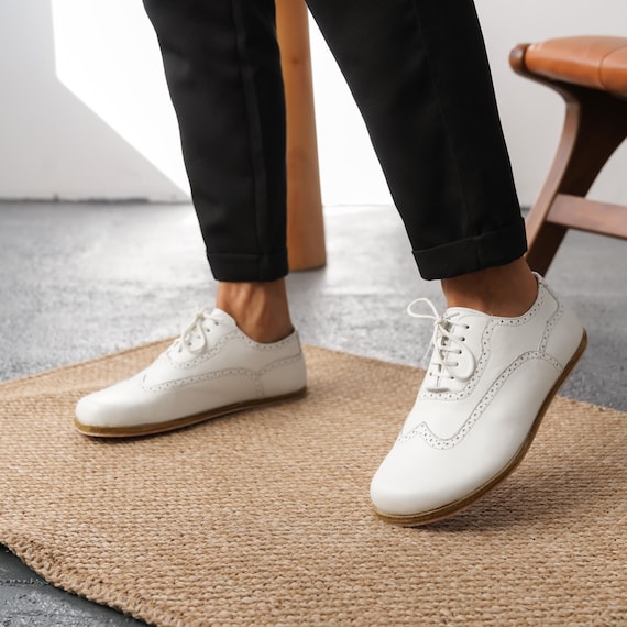 Zapatos Oxford descalzos de cuero blanco con punta de ala para