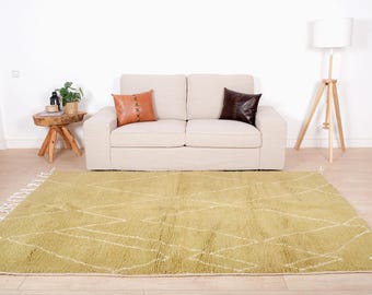 Tappeto berbero in lana fatto a mano, linee bianche giallo senape, design moderno