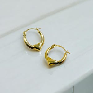 Aros de oro de 14 quilates con dije de corazón, delicados aros de oro con centro de corazón, lindos aretes de oro para uso diario, regalo para ella