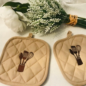 Embroidered Pot Holders : Kitchen Utensils Farm Hens, Chickens and Roosters (Sets of 2 ) Free Shipping within the USA only