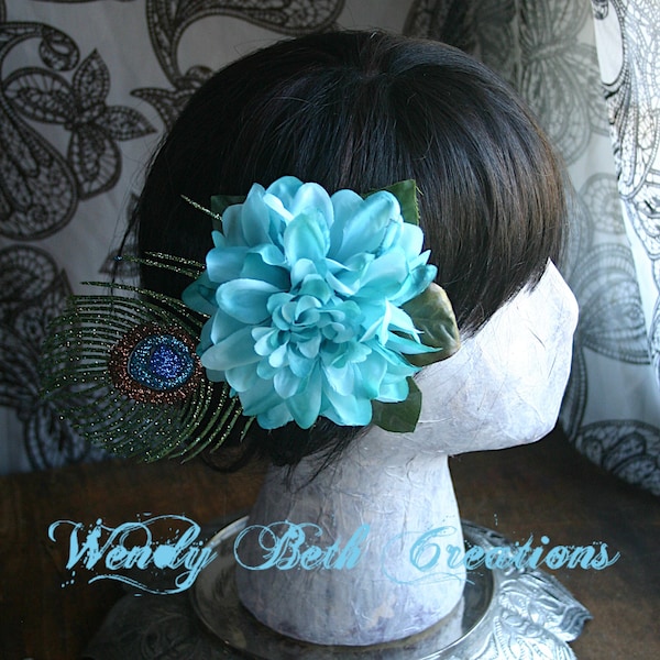 Dahlia turquoise et fausse plume de paon, barrette à cheveux ou barrette à chapeau adaptée aux végétaliens