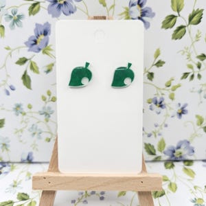 Orecchini fatti a mano in resina Shrinkydink con perno a foglia di Animal Crossing