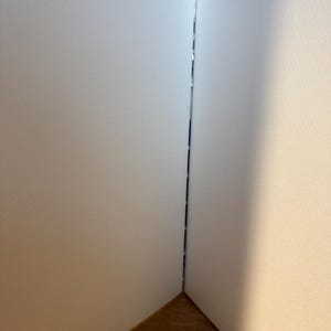 K&ouml;nnte beinhalten: Nahaufnahme eines wei&szlig;en, strukturierten Papiernotizbuchs, das ge&ouml;ffnet ist, um die Innenseiten zu zeigen. Die Seiten sind sauber und klar, mit einer leichten Textur. Die Bindung ist sichtbar, und das Notizbuch ist abgewinkelt, wodurch die Ecke hervorgehoben wird.