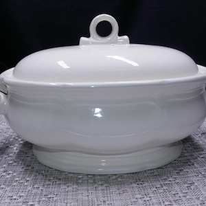 LOVELY Mikasa Vintage French Countryside Covered Serving Dish - Elegant White Stoneware for Classic Dining