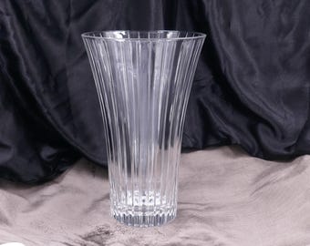 LARGE VINTAGE 1970&#39;s Clear Ribbed Modern Crystal Wide Mouth Bouquet Vase – Timeless Elegance for Floral Arrangements