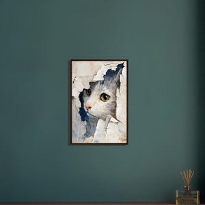 Un gatto che fa capolino attraverso un effetto di carta strappata. Poster da parete con cornice, carta opaca di alta qualità, pronto per essere appeso direttamente al muro.