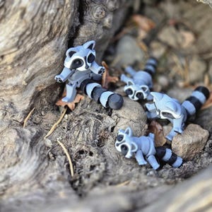 3D gedruckte Waschbären Familie mit Müllcontainer | Niedliches Panda-Dekor | Lustige Schreibtischfiguren | Einzigartiges Geschenk für Tierliebhaber