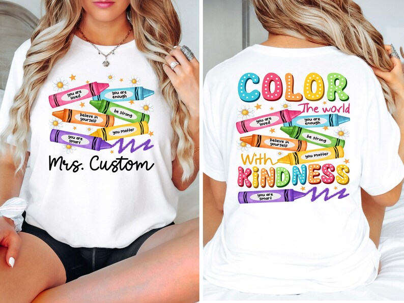 K&ouml;nnte beinhalten: Wei&szlig;es T-Shirt mit einem bunten Buntstift-Design. Die Vorderseite zeigt Buntstifte mit positiven Botschaften und dem Text "Mrs. Custom". Auf der R&uuml;ckseite steht "COLOR the world with KINDNESS" mit weiteren Buntstiften und ermutigenden S&auml;tzen.