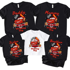 Pu&ograve; includere: T-shirt di compleanno per famiglie in bianco e nero, con una grafica di auto da corsa rossa e le scritte "Daddy", "Mommy", "Sister", "Brother" e "Birthday Boy". Ogni maglietta ha una torta di compleanno e scatole regalo.