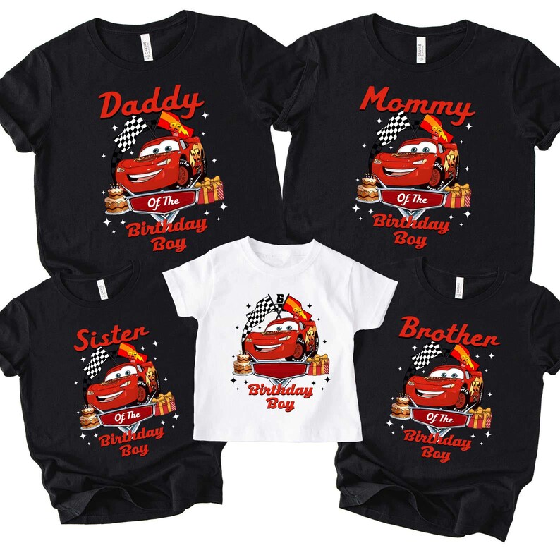 Pu&ograve; includere: T-shirt di compleanno per famiglie in bianco e nero, con una grafica di auto da corsa rossa e le scritte "Daddy", "Mommy", "Sister", "Brother" e "Birthday Boy". Ogni maglietta ha una torta di compleanno e scatole regalo.