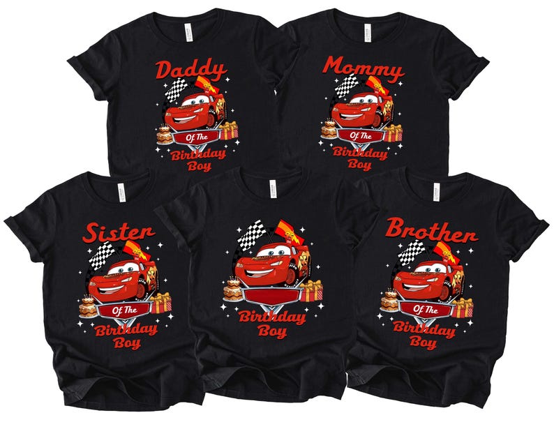 Pu&ograve; includere: Cinque magliette nere con disegni a tema compleanno. Ogni maglietta presenta una grafica di auto da corsa rossa con il testo "Daddy", "Mommy", "Sister", "Brother" e "Birthday Boy".