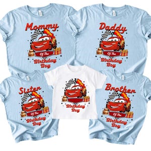 Pu&ograve; includere: T-shirt azzurre e bianche con una grafica di auto da corsa rossa e le scritte "Mommy", "Daddy", "Sister" e "Brother". Una t-shirt bianca con la stessa grafica e la scritta "Birthday Boy". Le magliette sono per una festa di compleanno.